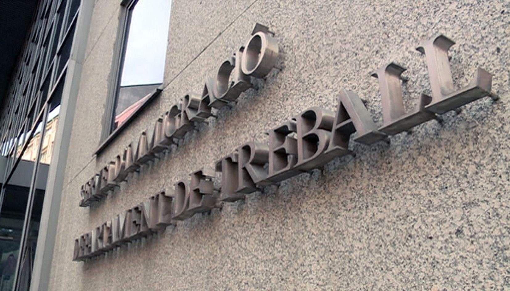 Façana de l'edifici de l'Obac, on hi ha el departament de treball