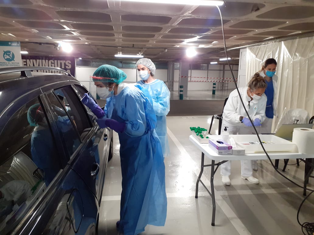 El laboratori mòbil de Prat de la Creu ha habilitat un punt per realitzar PCR.