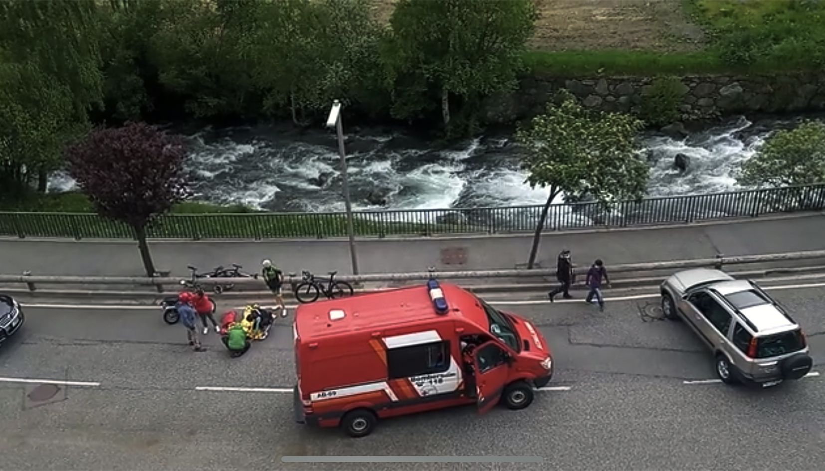 Els serveis d'emergència atenent la ferida.