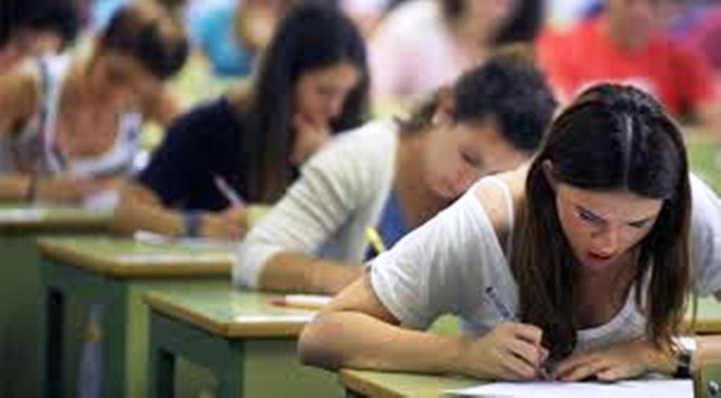 Alumnes de batxillerat en una prova escrita.