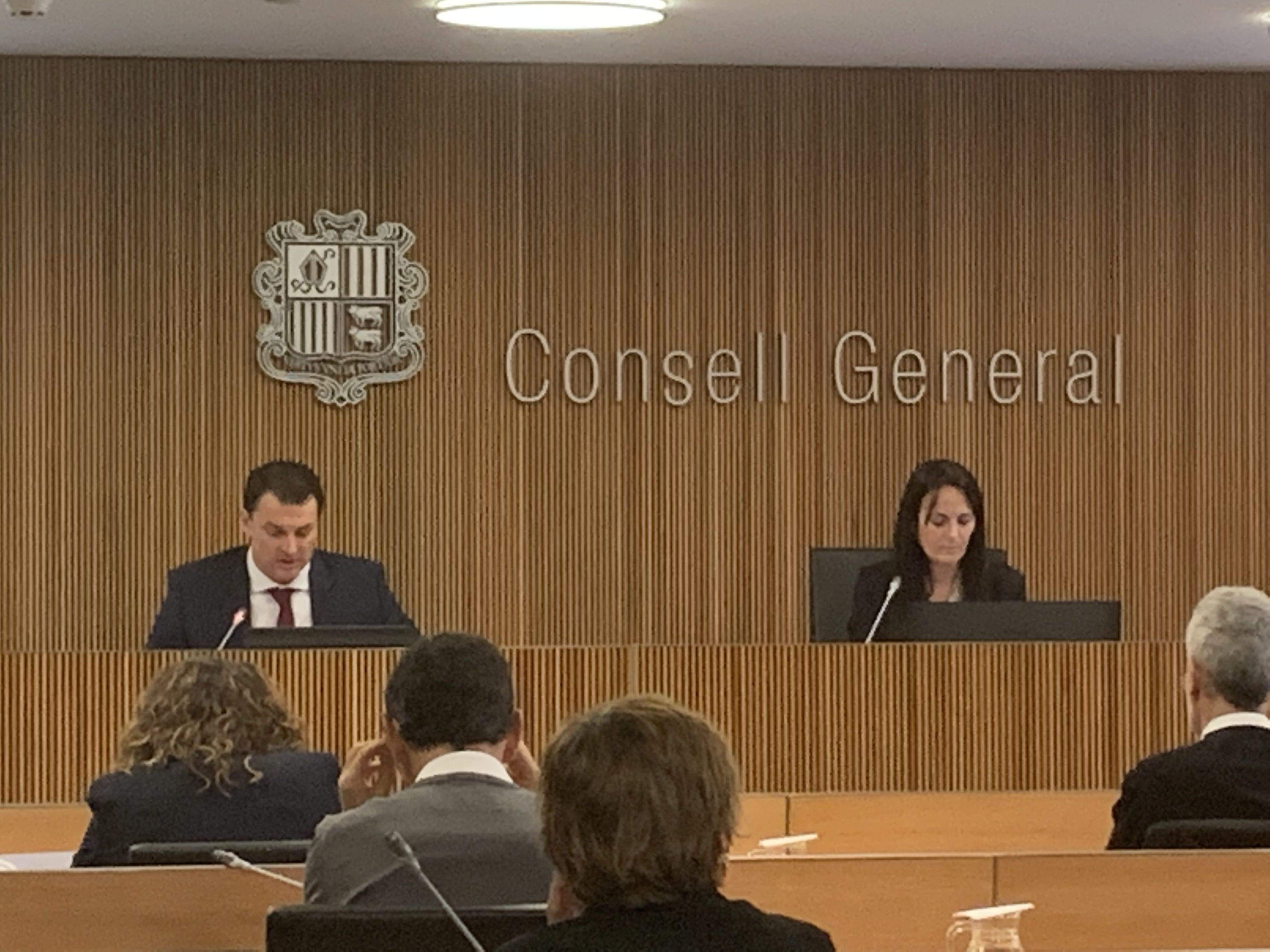 El ministre Jordi Gallardo durant la compareixença. La portaveu del Sindicat, Rebeca Bonache.