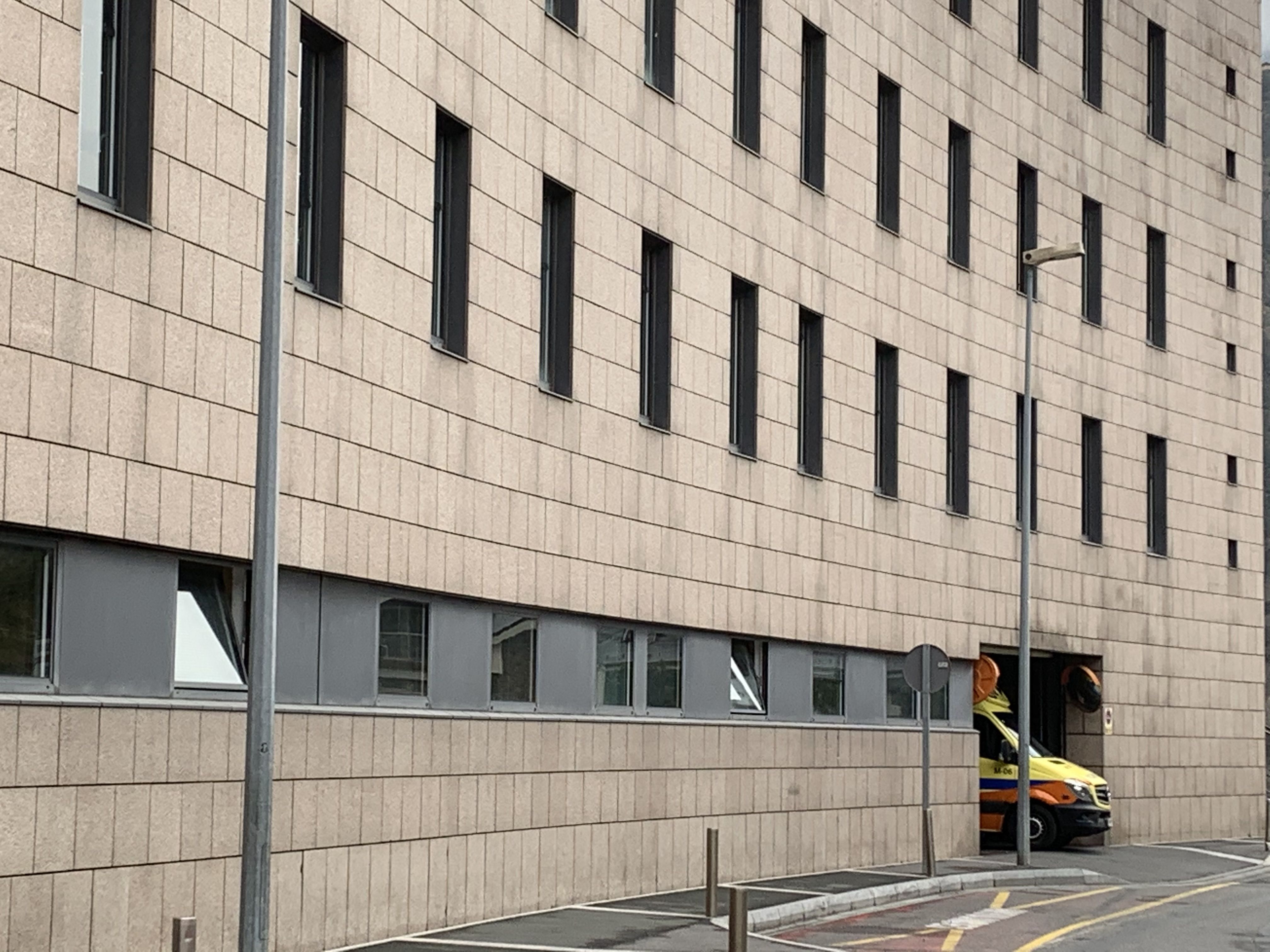 Una ambulància estacionada a l'hospital.