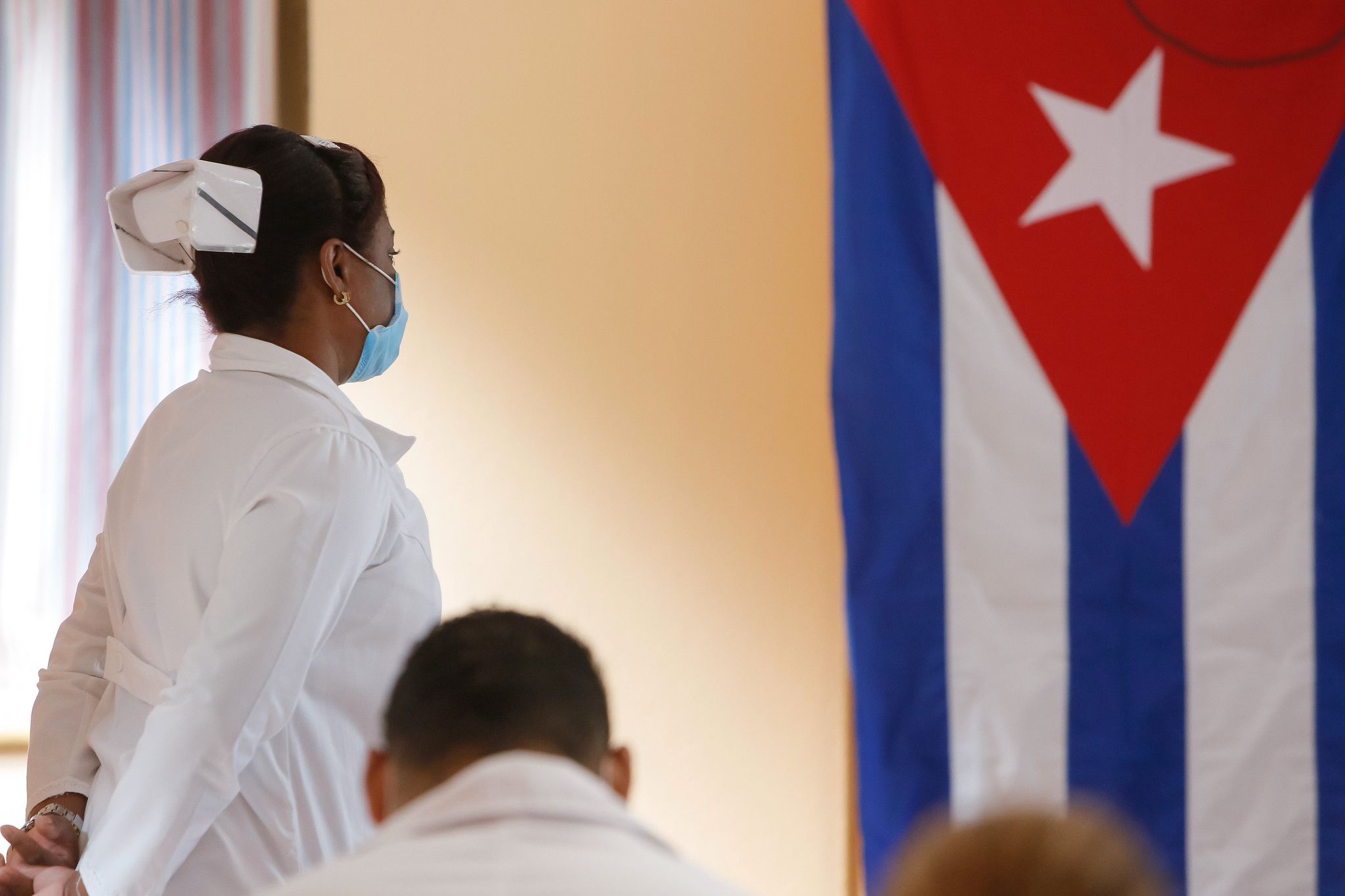 Una infermera cubana durant una recepció oficial a l'hotel on s'allotgen al Principat.