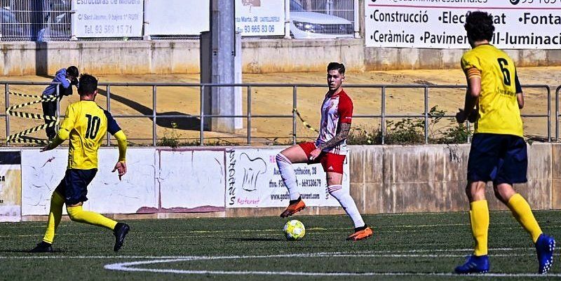 Alavedra controla la pilota en el partit Castelldefels-Manresa.