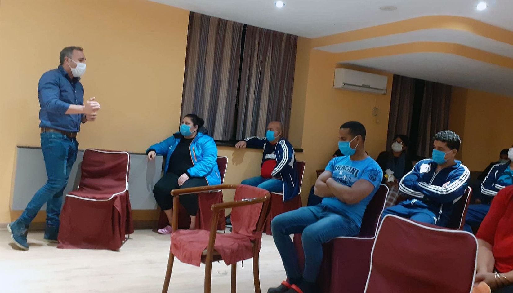 Els sanitaris cubans en una trobada a la sala de l'hotel on estan allotjats, aquest cap de setmana