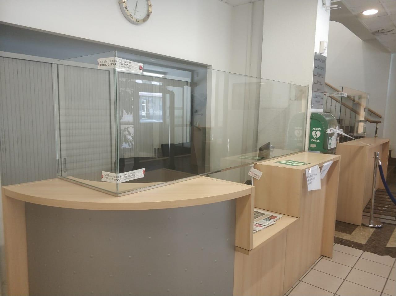 Separadors de metacrilat en la recepció de la seu judicial. Separadors de metacrilat en la recepció de la seu judicial.