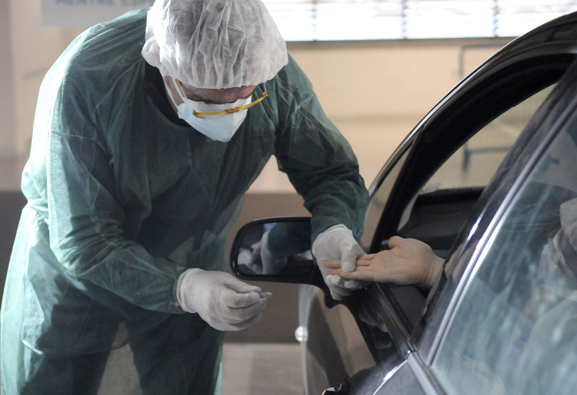 Un sanitari fa una punxada per al test d'anticossos.