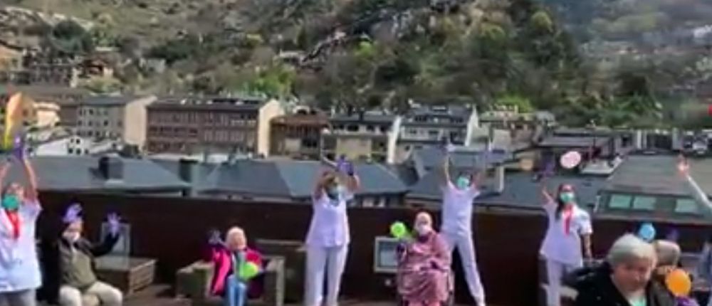 Padrins  i personal sanitari a la terrassa de l'hotel Fènix.