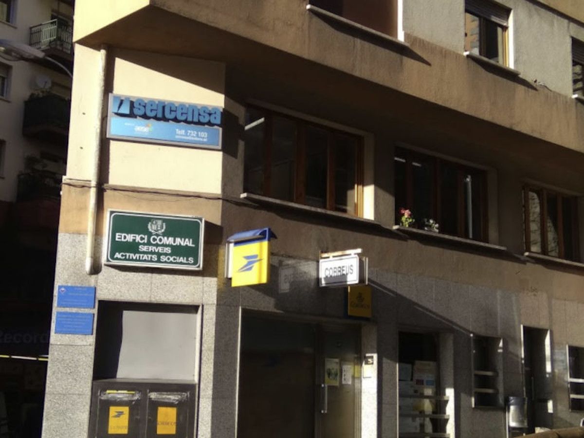 L'antic edifici comunal on s'han de traslladar els urbans i la policia.