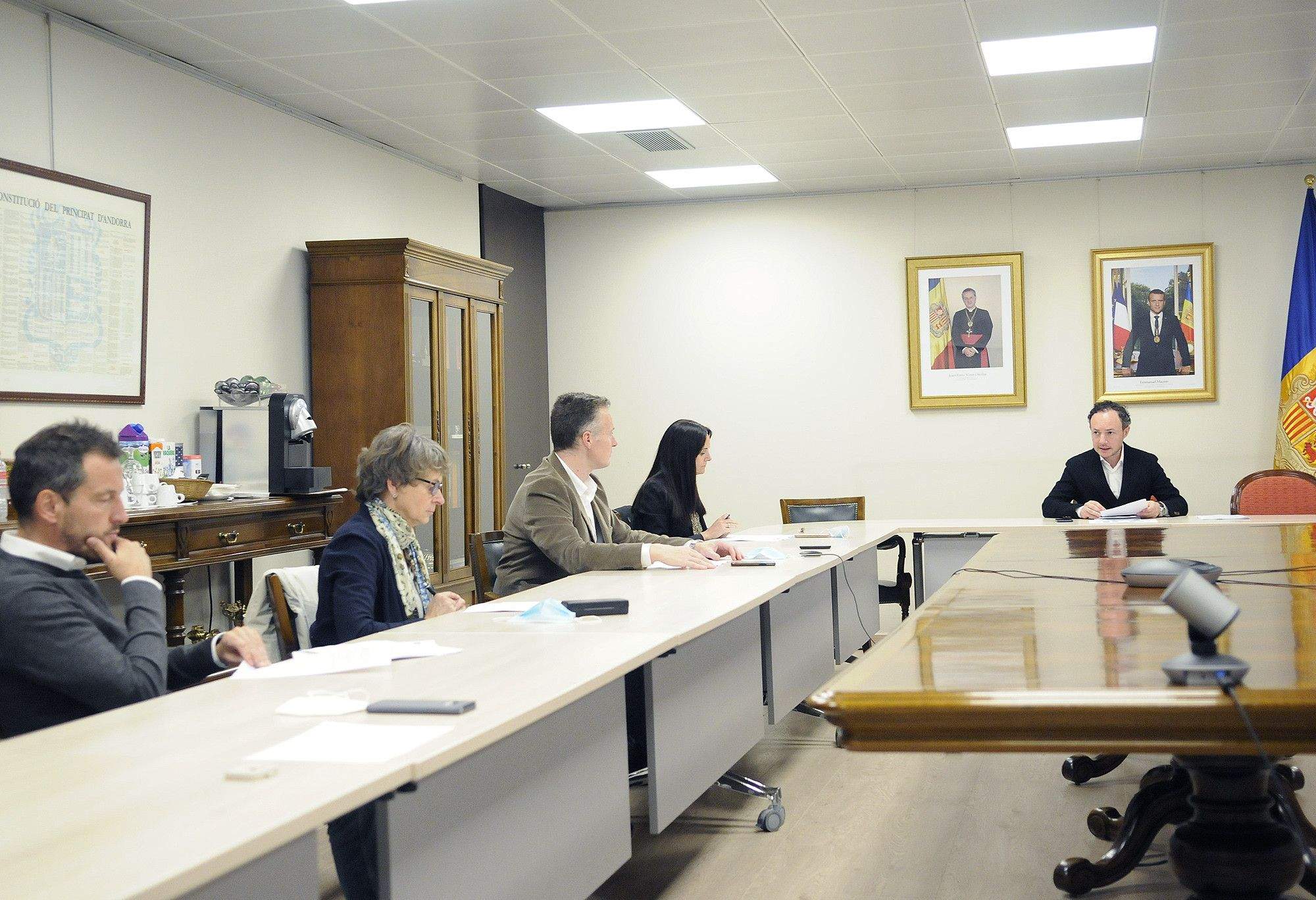 Pere López i Susanna Vela, a l'esquerra, en una reunió a Govern per tractar la llei de les retallades. Pere López i Susanna Vela, a l'esquerra, en una reunió a Govern per tractar la llei de les retallades.
