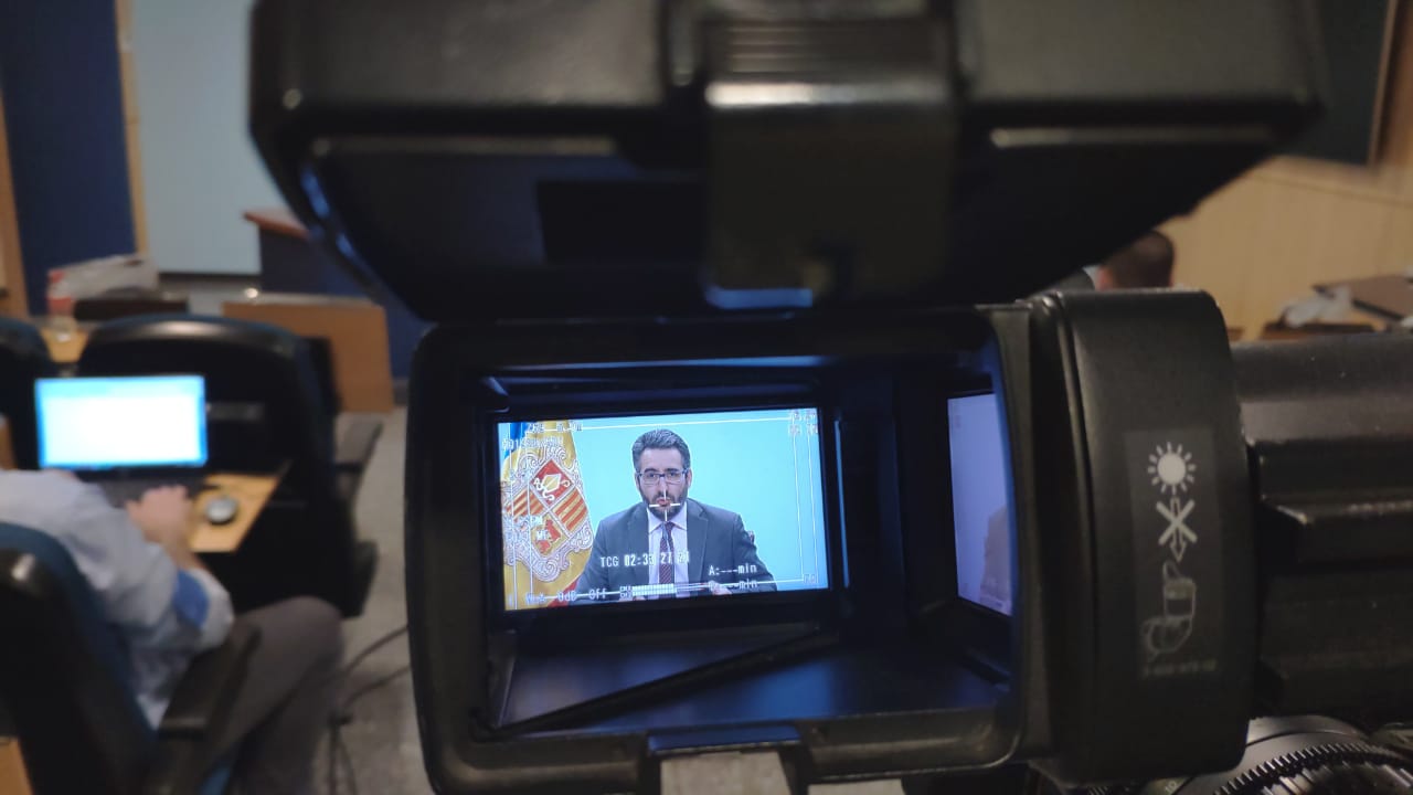 El ministre Jover, a través del visor d'una càmara durant la roda de premsa.