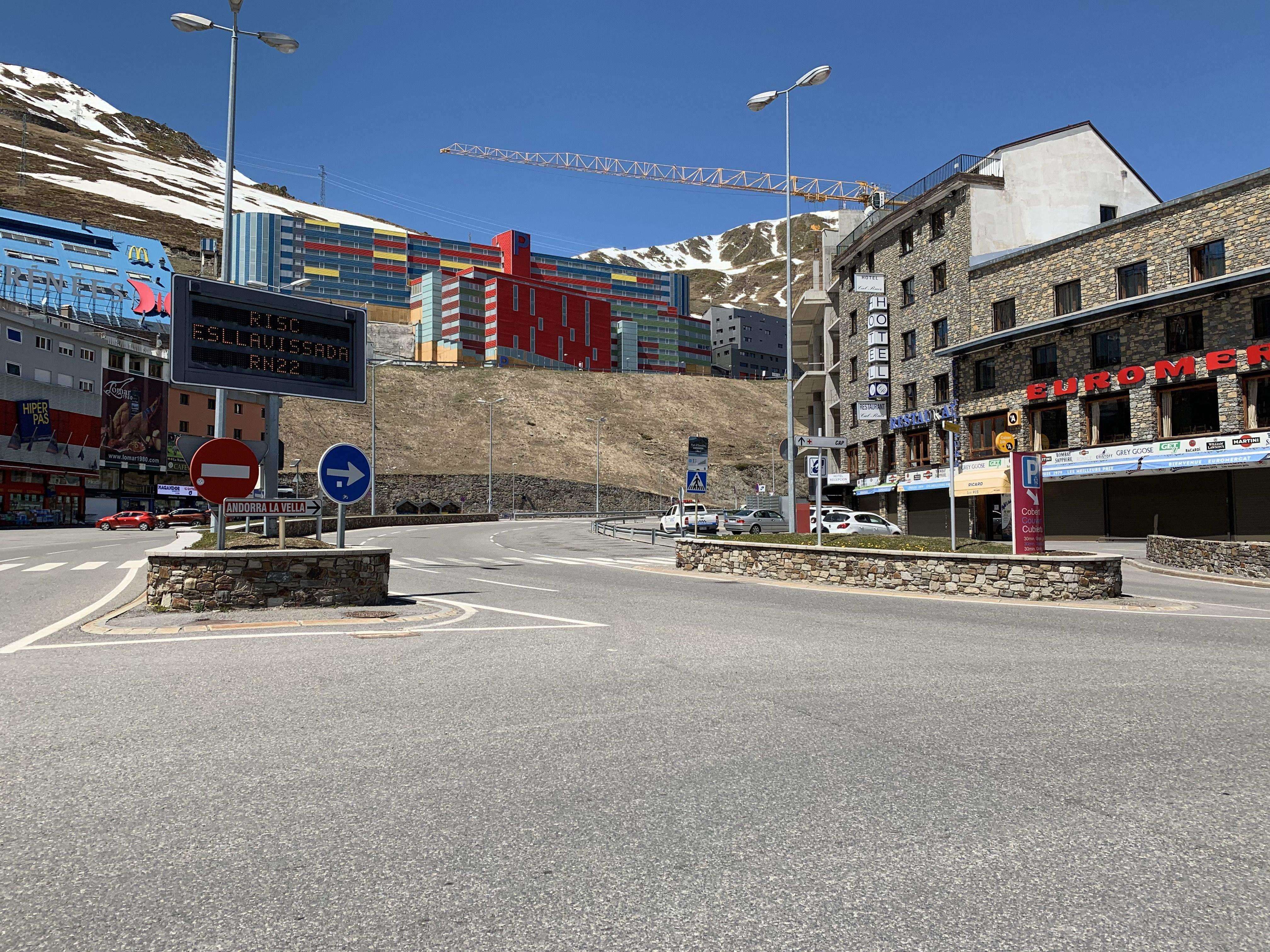 Una imatge del Pas de la Casa buit arran de l'esllavissada de la primavera de l'any passat.