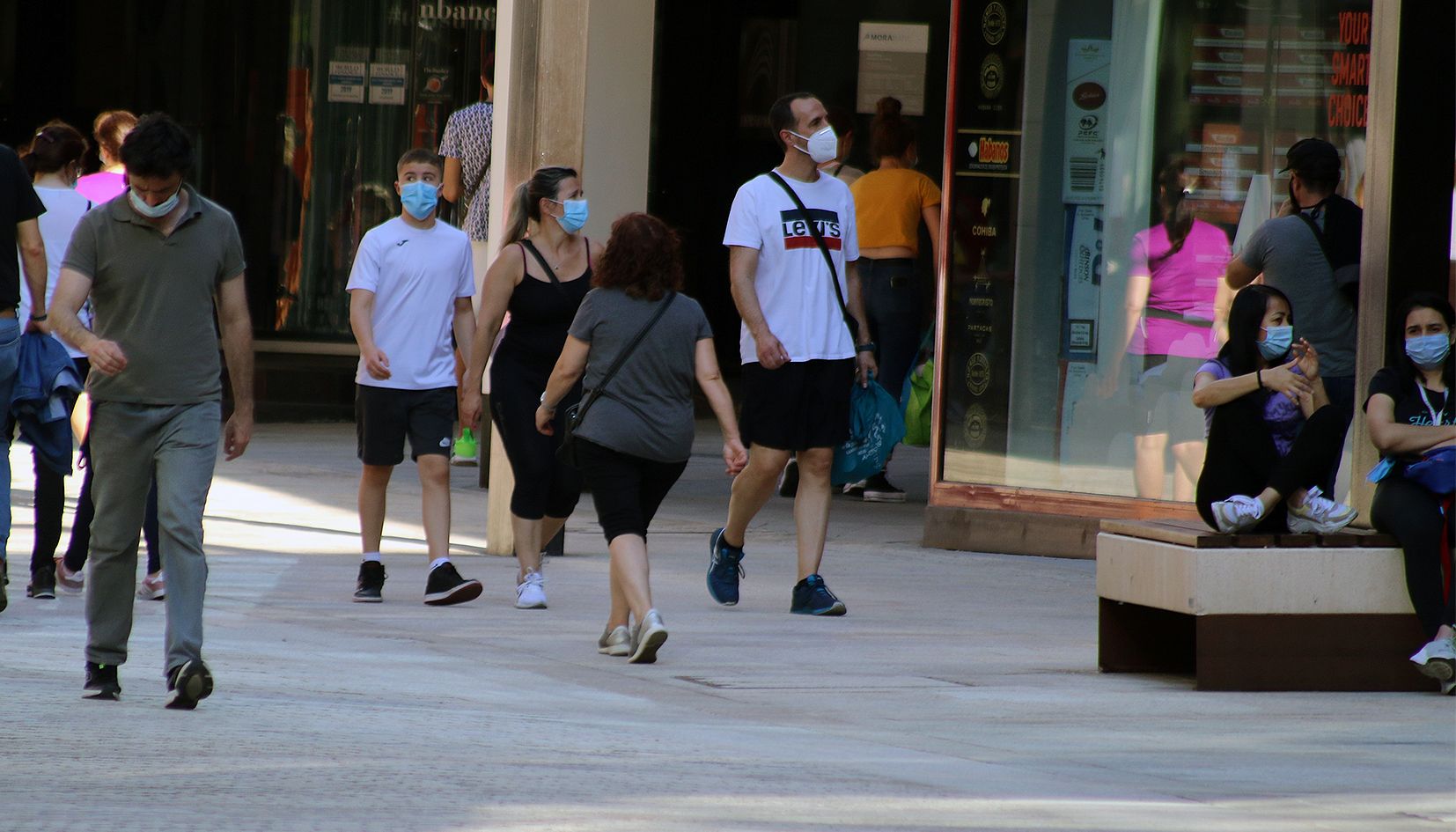 Ciutadans passejant per l'avinguda Meritxell amb la mascareta posada. Ciutadans passejant per l'avinguda Meritxell amb la mascareta posada.