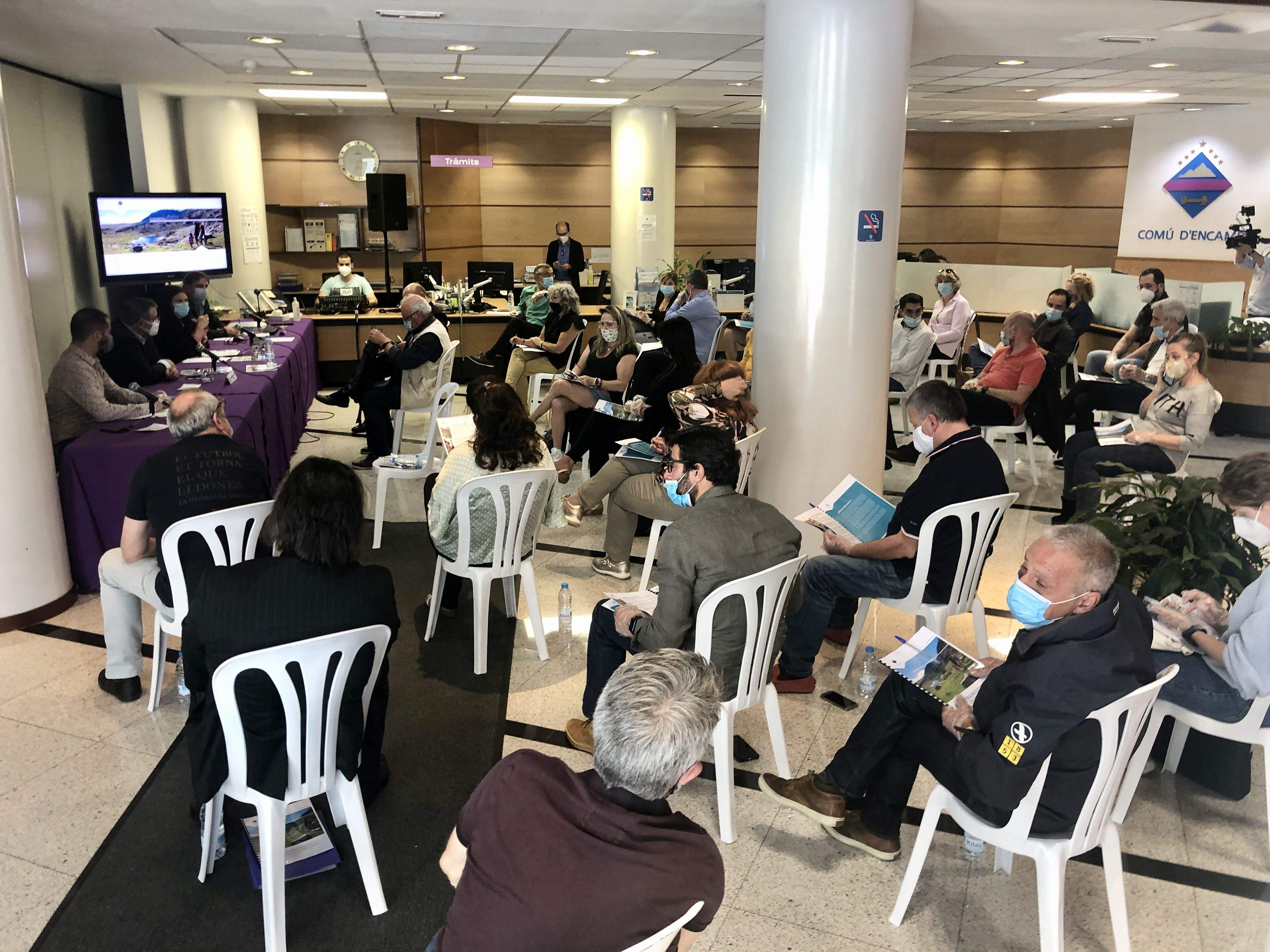 Un instant de la reunió entre comú i teixit econòmic i empresarial.