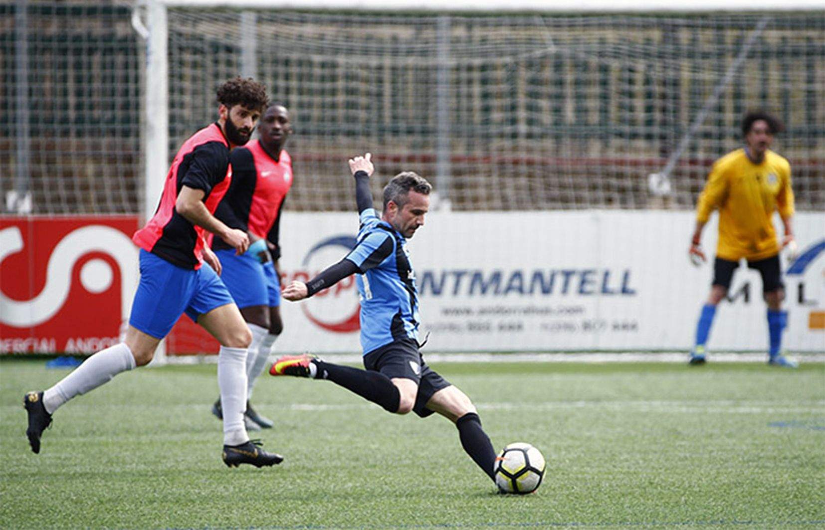 Marc Pujol, de l'Inter d'Escaldes, mira de penjar una pilota en un partit contra el VallBanc Santa Coloma.
