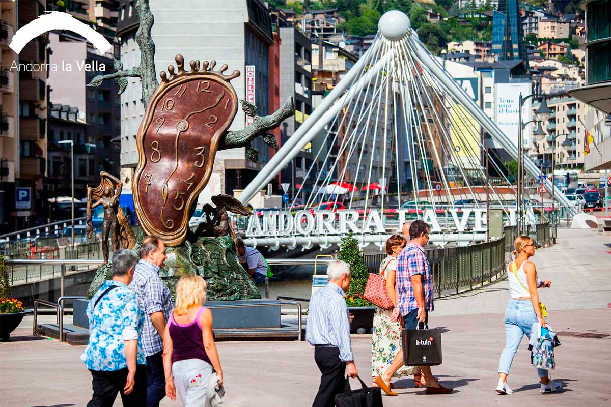 Un grup de turistes passegen pel centre d'Andorra la Vella.