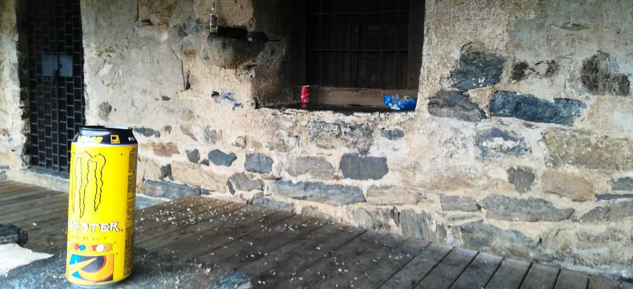 Llaunes i brutícia a Sant Serni de Nagol.