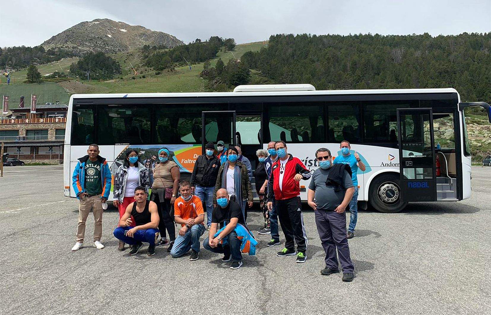 Els cubans que se'n van posant davant el bus turístic.