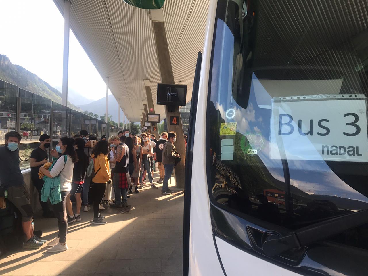 Els temporers esperant per enfilar-se als autocars.