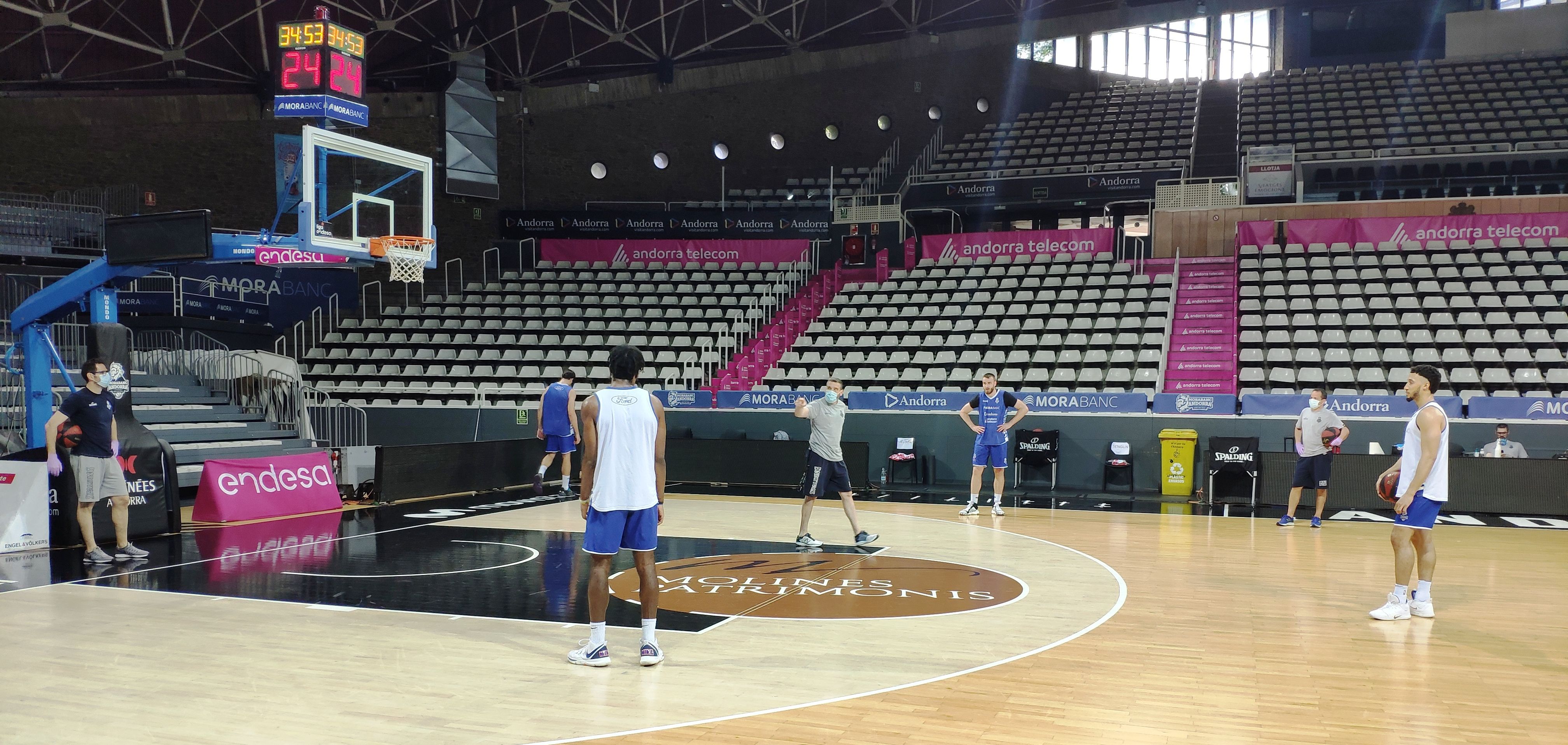 Els jugadors han entrenat aquest dilluns en grups de sis.