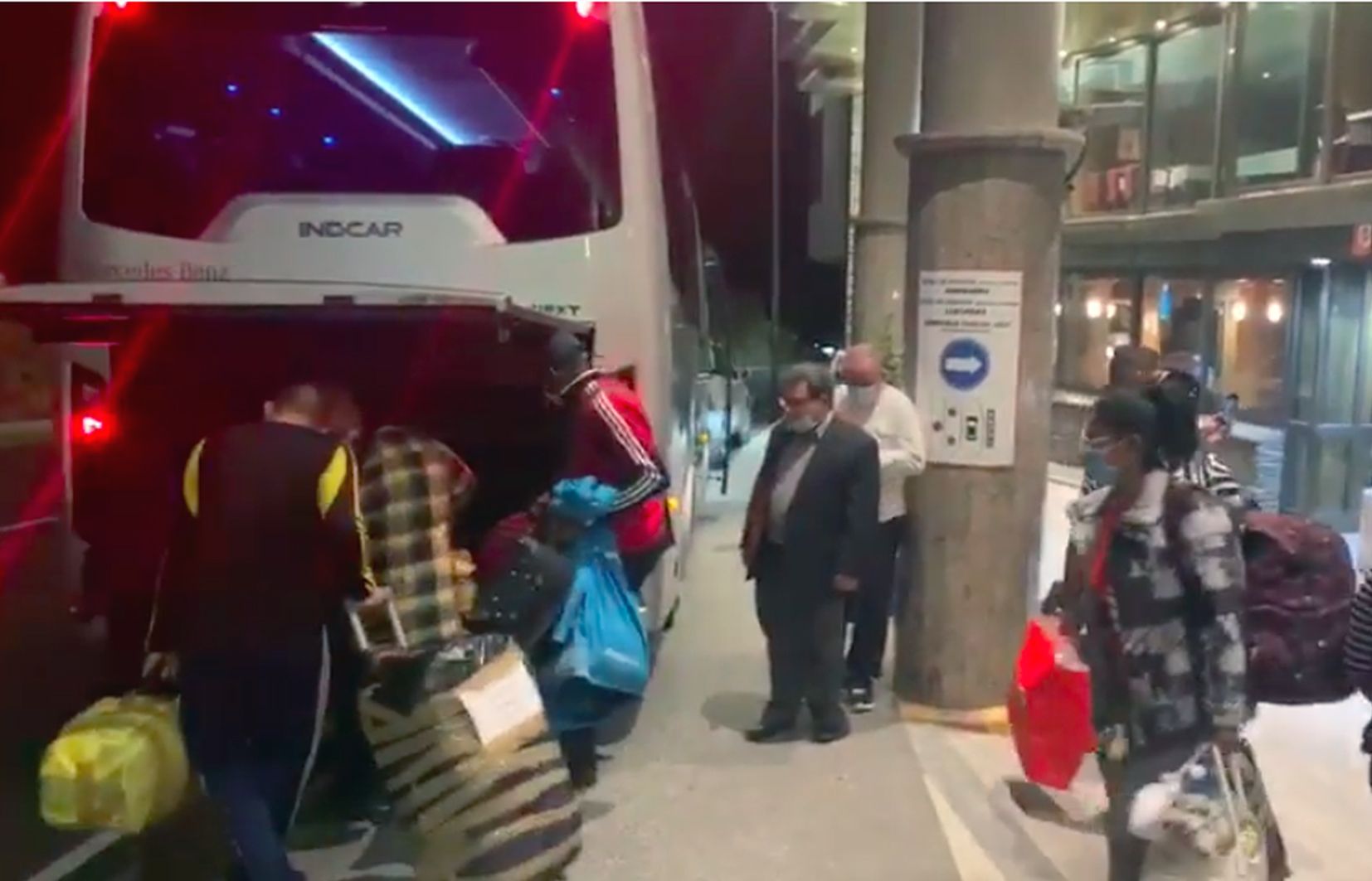 Els sanitaris que marxaven carregant l'equipatge a la bodega de l'autocar.