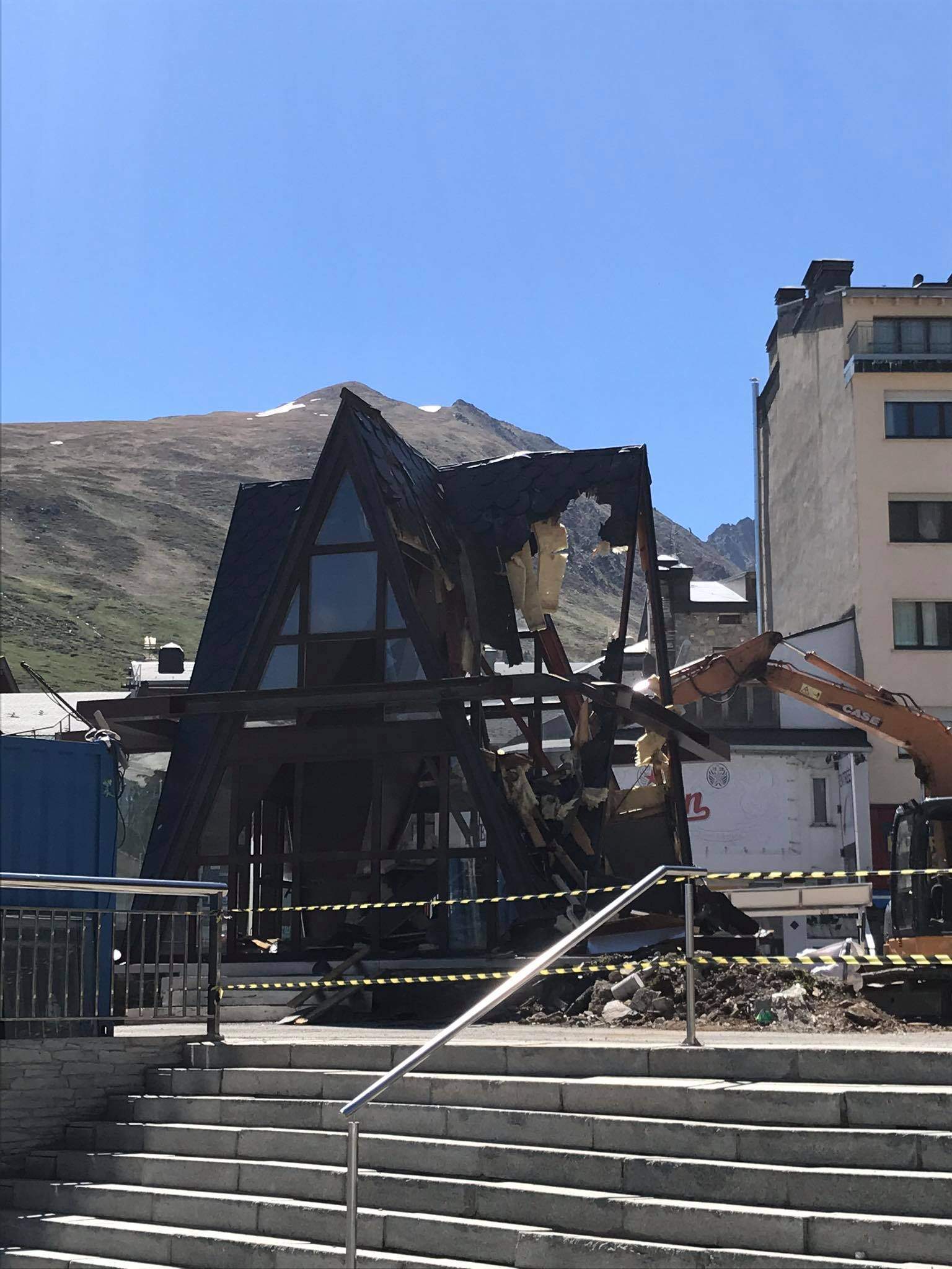 Un moment de les obres d'enderroc de la caseta de turisme del Pas.