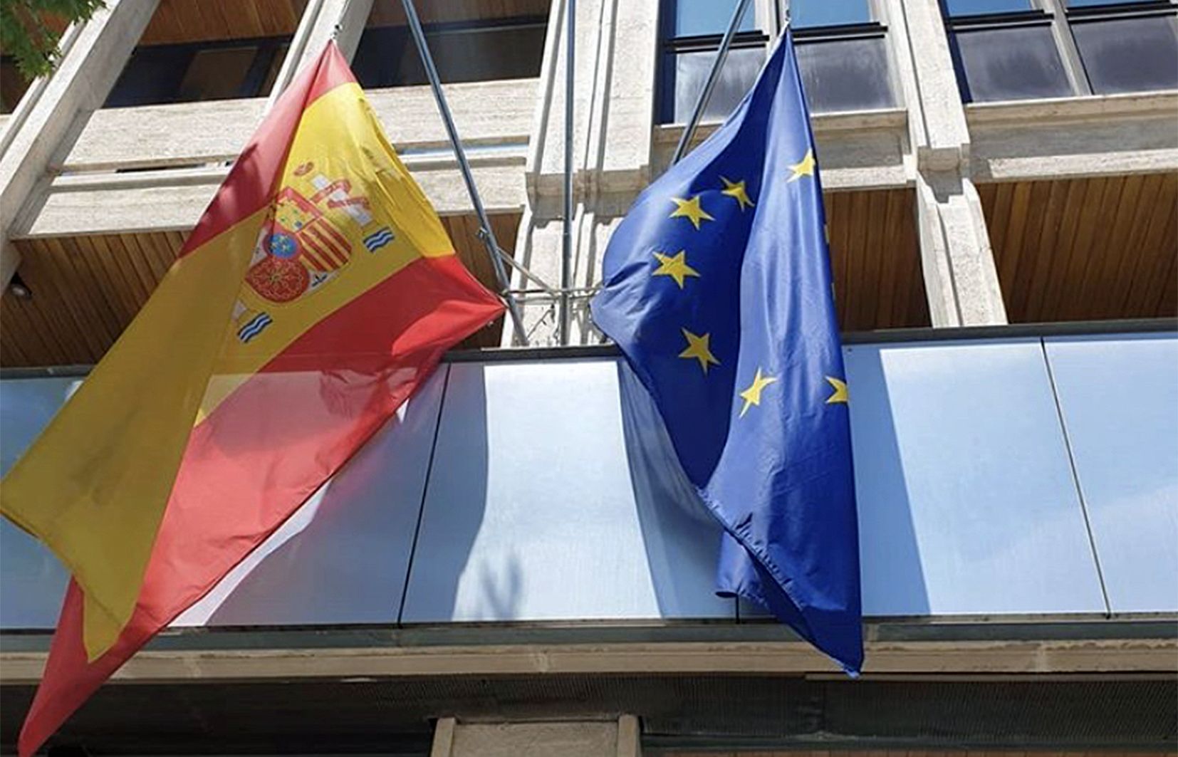 Les banderes onegen a mig pal a la façana de la legació diplomàtica.