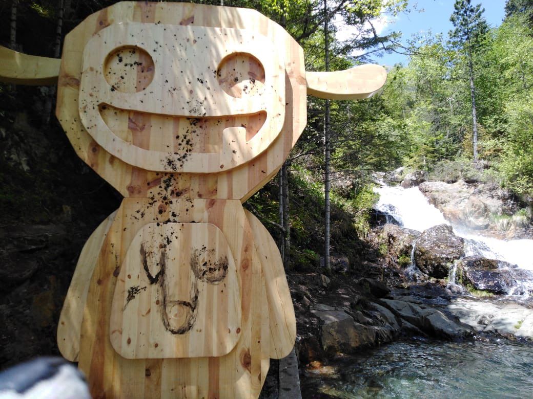 La figura de fusta que representa un tamarro ha aparegut embrutada amb fang.
