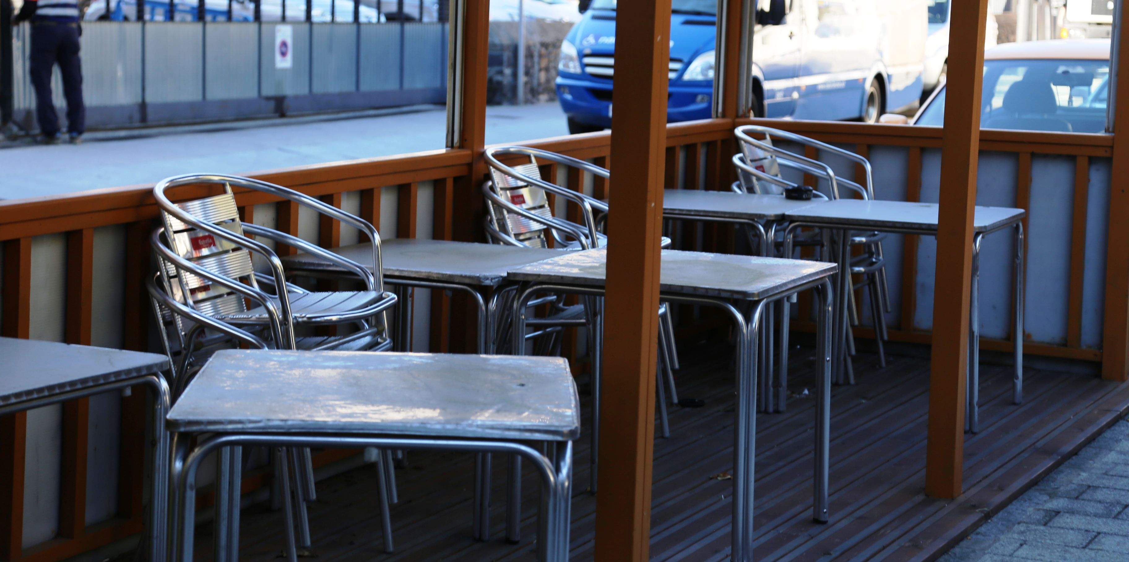 Terrassa d'un bar de l'avinguda Verge de Canòlich.