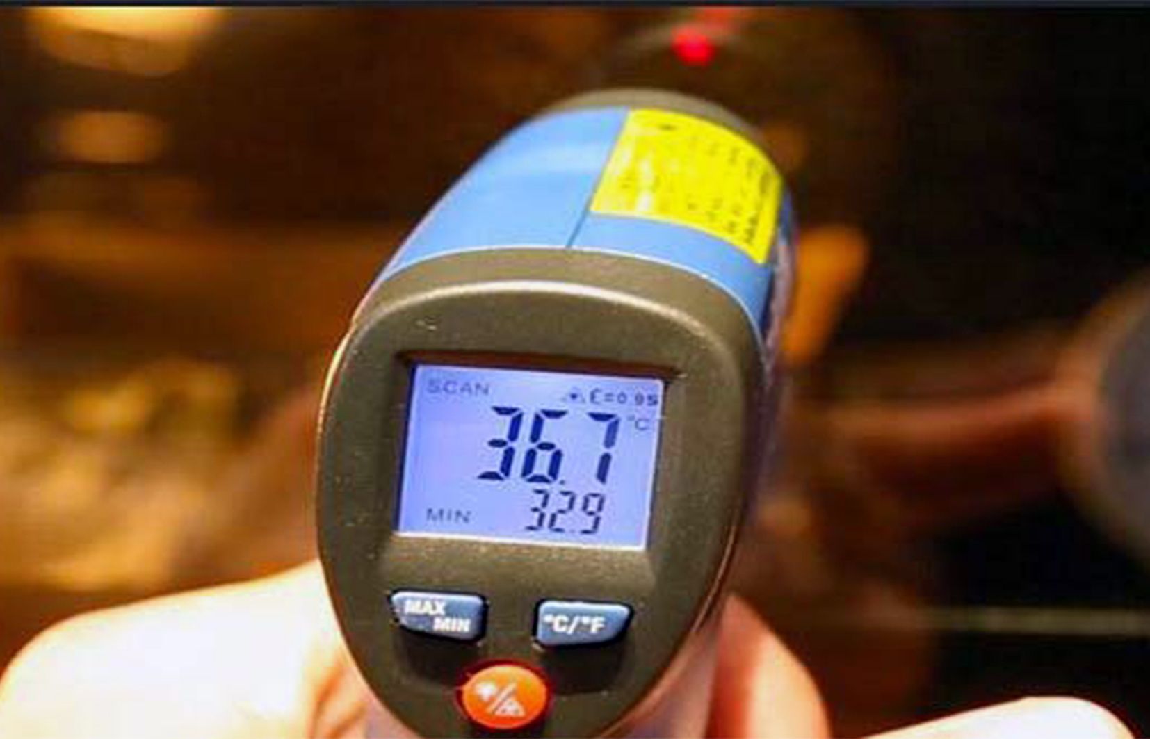 Una 'pistola d'infrarrojos' per prendre la temperatura. Una 'pistola d'infrarrojos' per prendre la temperatura.