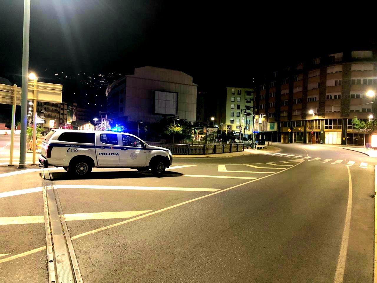 Un vehicle policial en un control a la confluència dels carrers Prat de la Creu i Bonaventura Armengol, a Andorra la Vella.