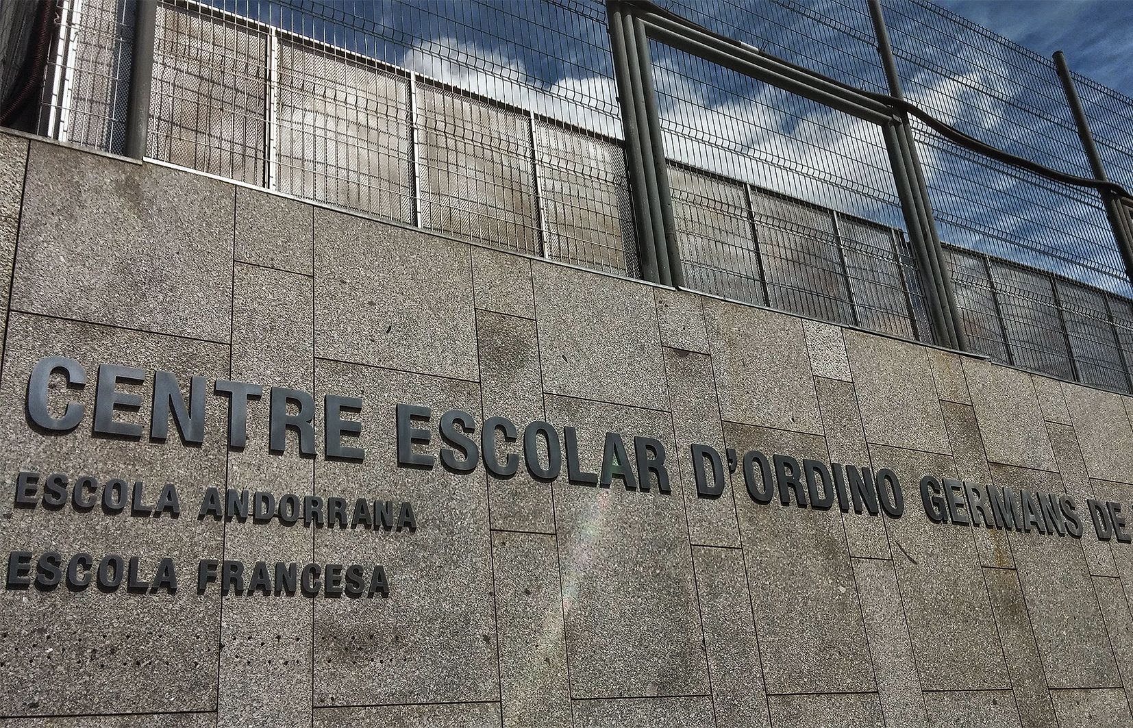 Façana del centre que comparteixen l'escola francesa i l'andorrana.