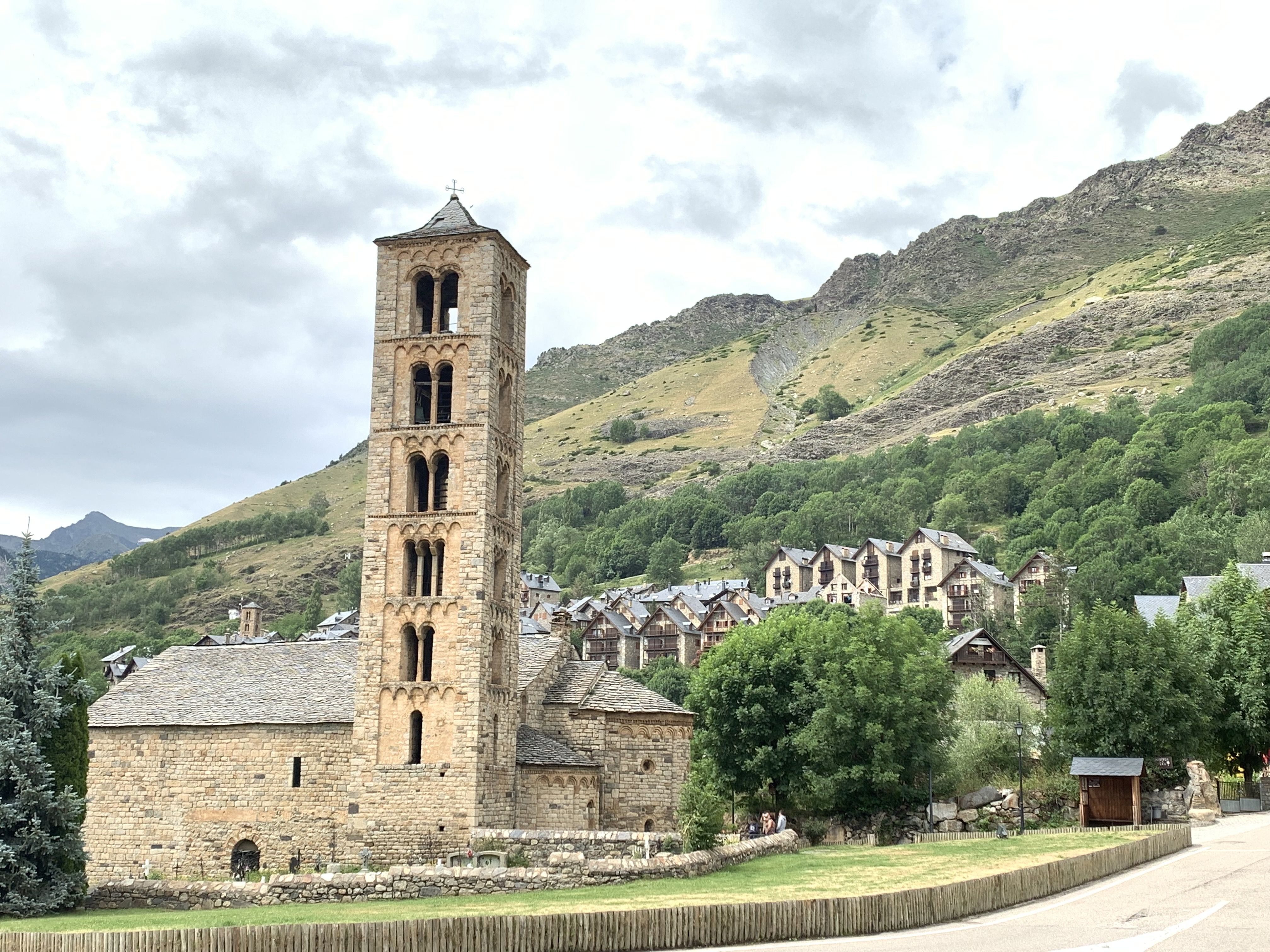 Sant Climent de Taüll, en primer terme, és a la Vall de Boí, a l'Alta Ribagorça, on es podria arribar a accedir.