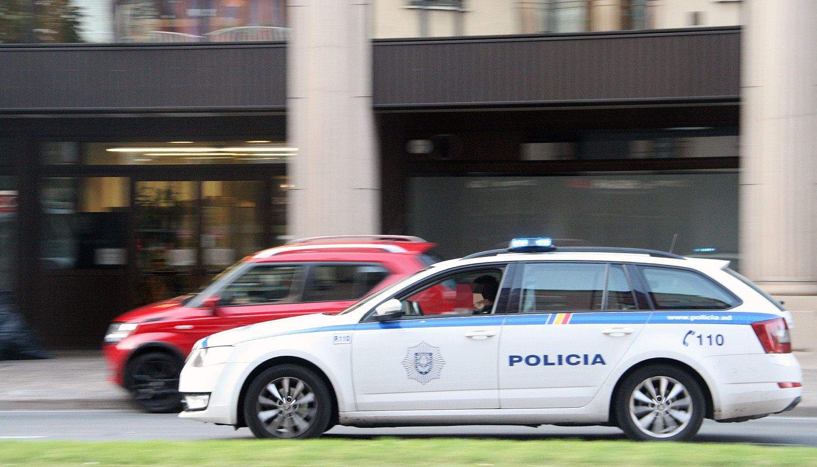 Una patrulla policial passant per davant de la Batllia.