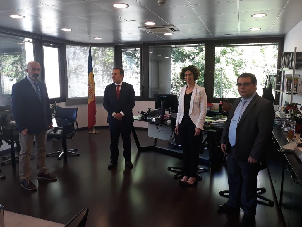 Gustavo Machín Gómez, segon per l'esquerra, entre Joan Martínez Benazet i Maria Ubach.