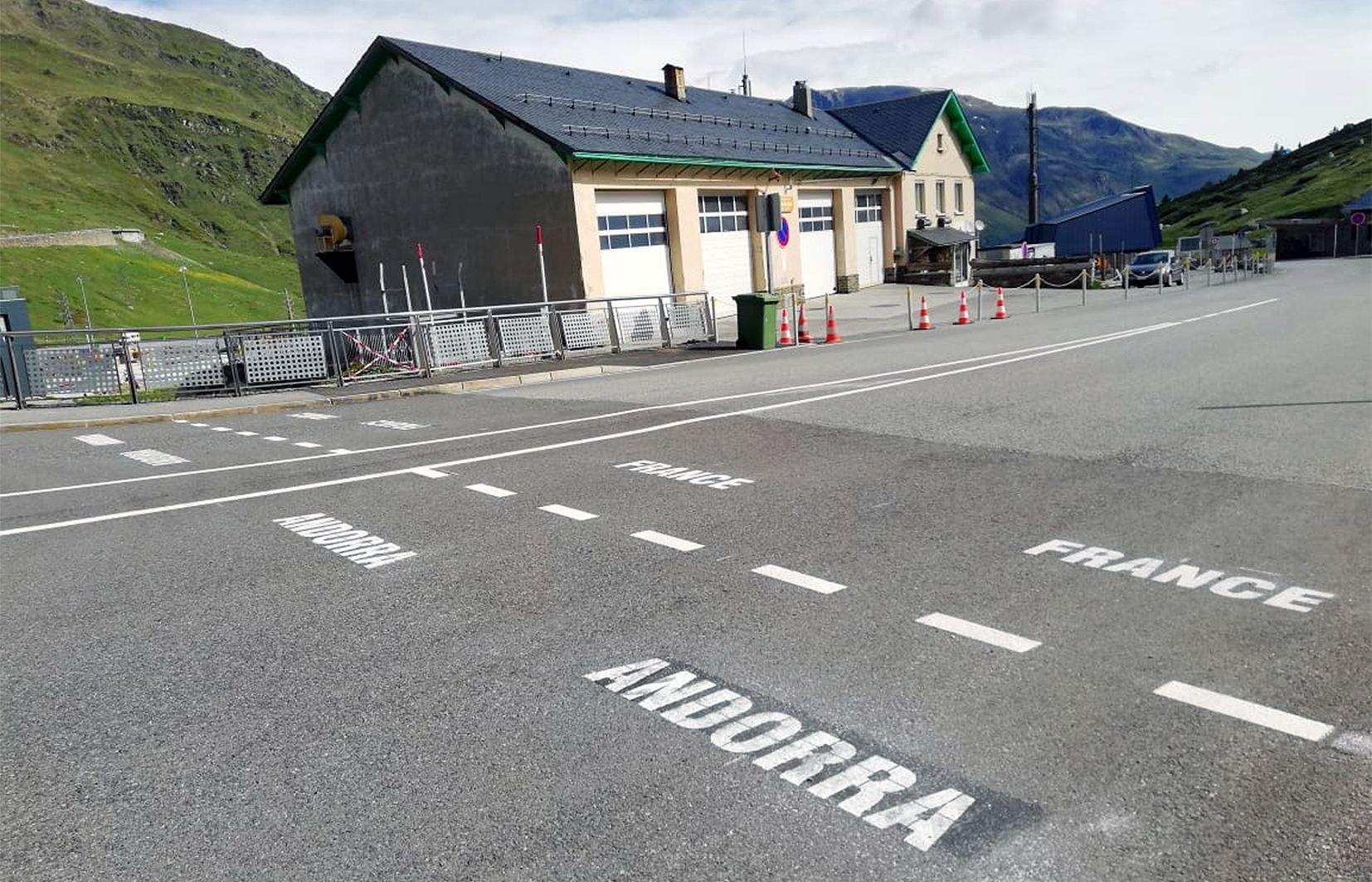 Límit territorial entre Andorra i França senyalitzat a l'asfalt.