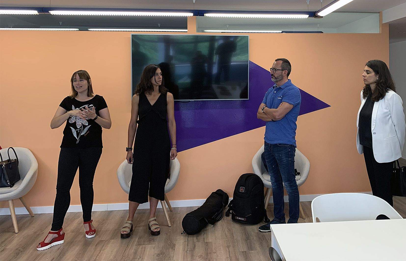 El ministre d'Afers Socials i la secretària d'Estat, Víctor Filloy i Teresa Milà, respectivament, escolten les explicacions de les dues tècniques que dirigeixen el programa 'Joves en Inclusió'.