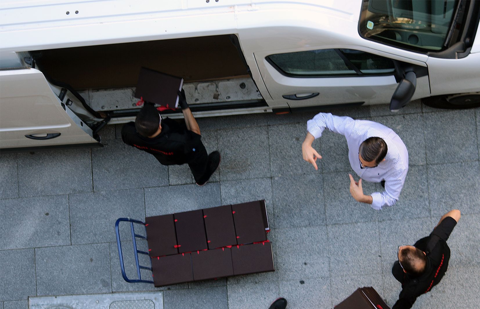 Un moment del trasllat de l'arxiu documental. Un moment del trasllat de l'arxiu documental.