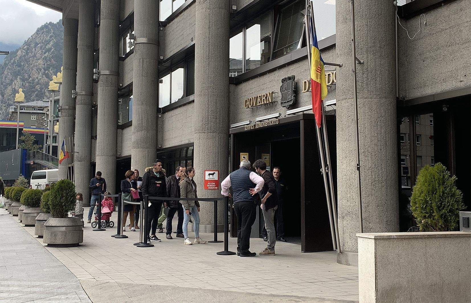 L'espai de distanciament d'un metre i mig entre usuaris s'haurà de mantenir; també entre els treballadors.