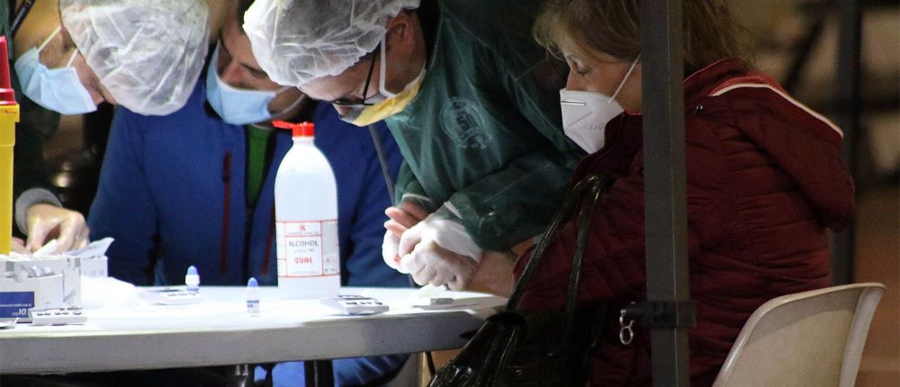 Voluntaris i personal logístic a un stop lab.