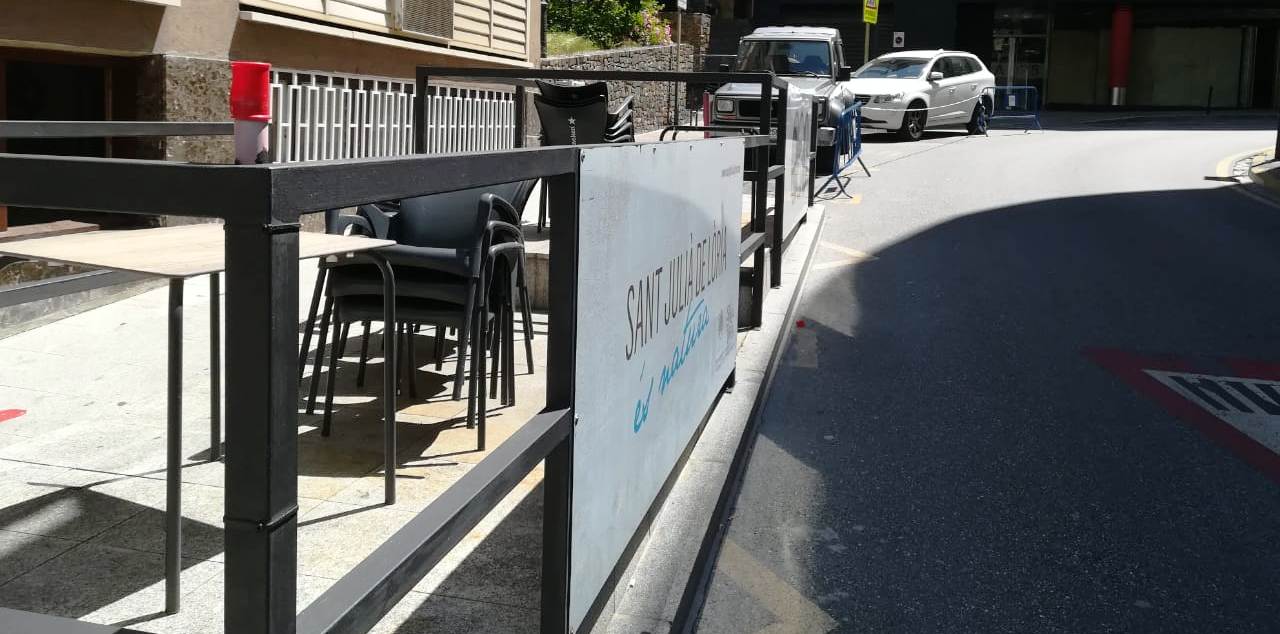 La terrassa d'aquest bar s'ampliarà fins al cotxe blanc.