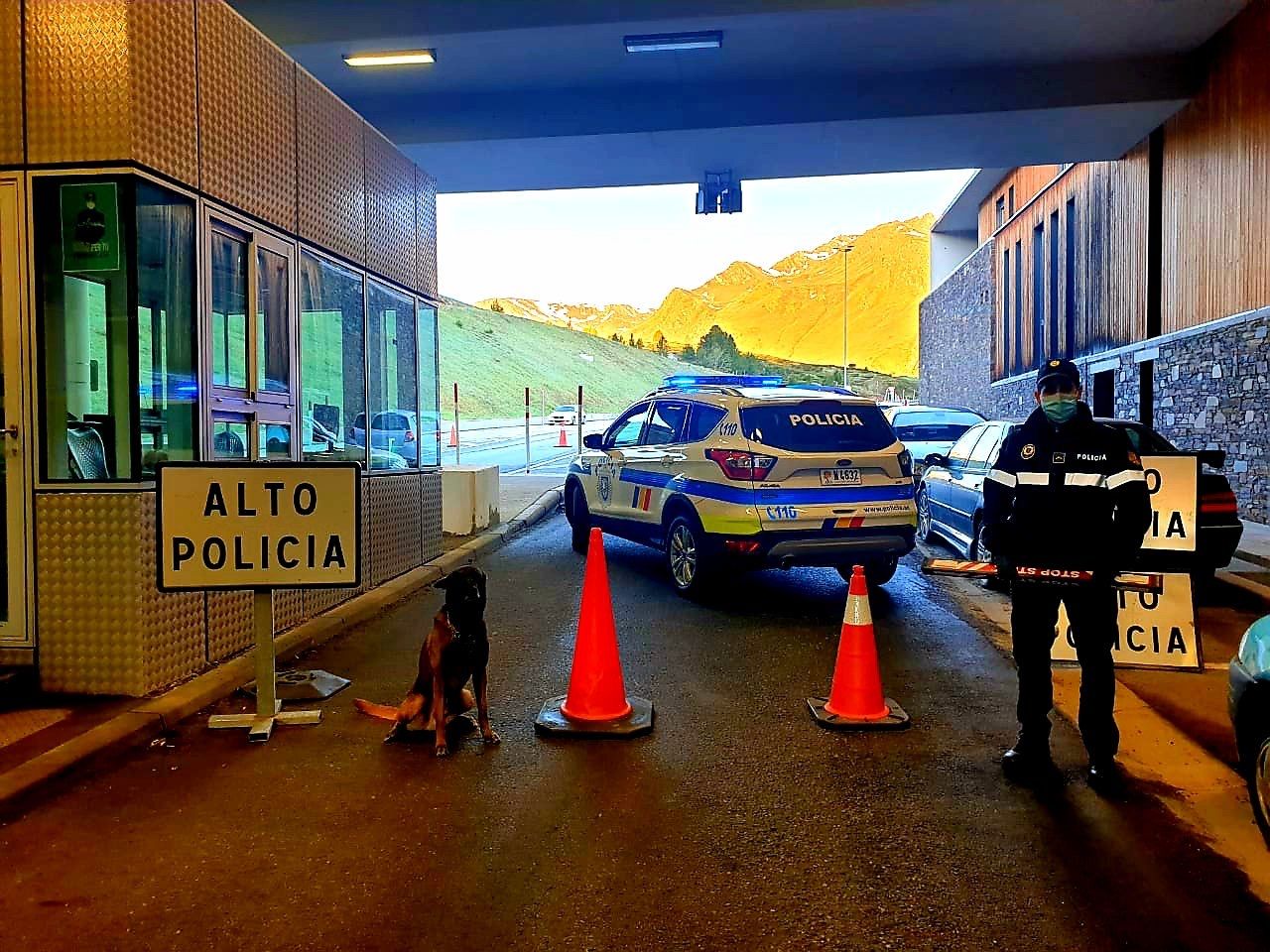 Control policial al punt fronterer del Pas de la Casa.