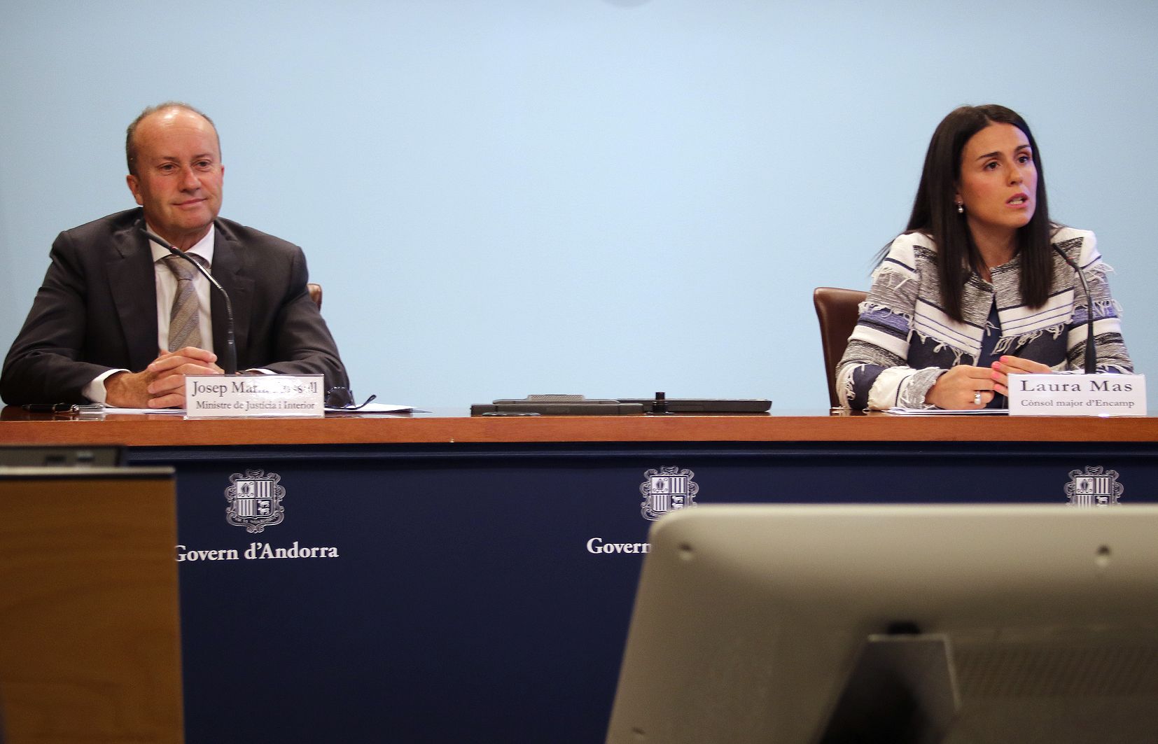 El ministre d'Interior, Josep Maria Rossell, i la cònsol major d'Encamp, Laura Mas, durant la compareixença.