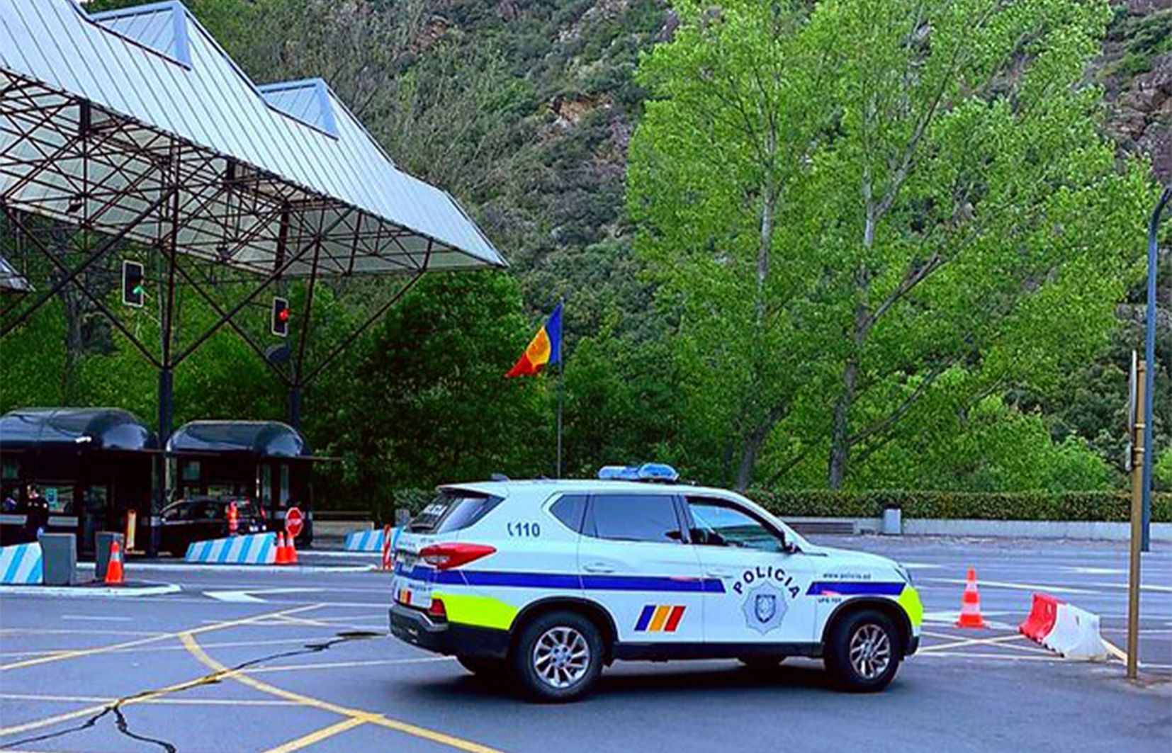 Un cotxe de la policia andorrana a la zona fronterera amb Espanya. Un cotxe de la policia andorrana a la zona fronterera amb Espanya.