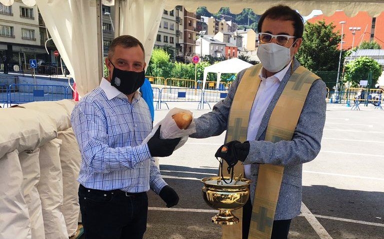 El cònsol major, Josep Majoral i mossèn Pepe Chisvert abans de la benedicció.