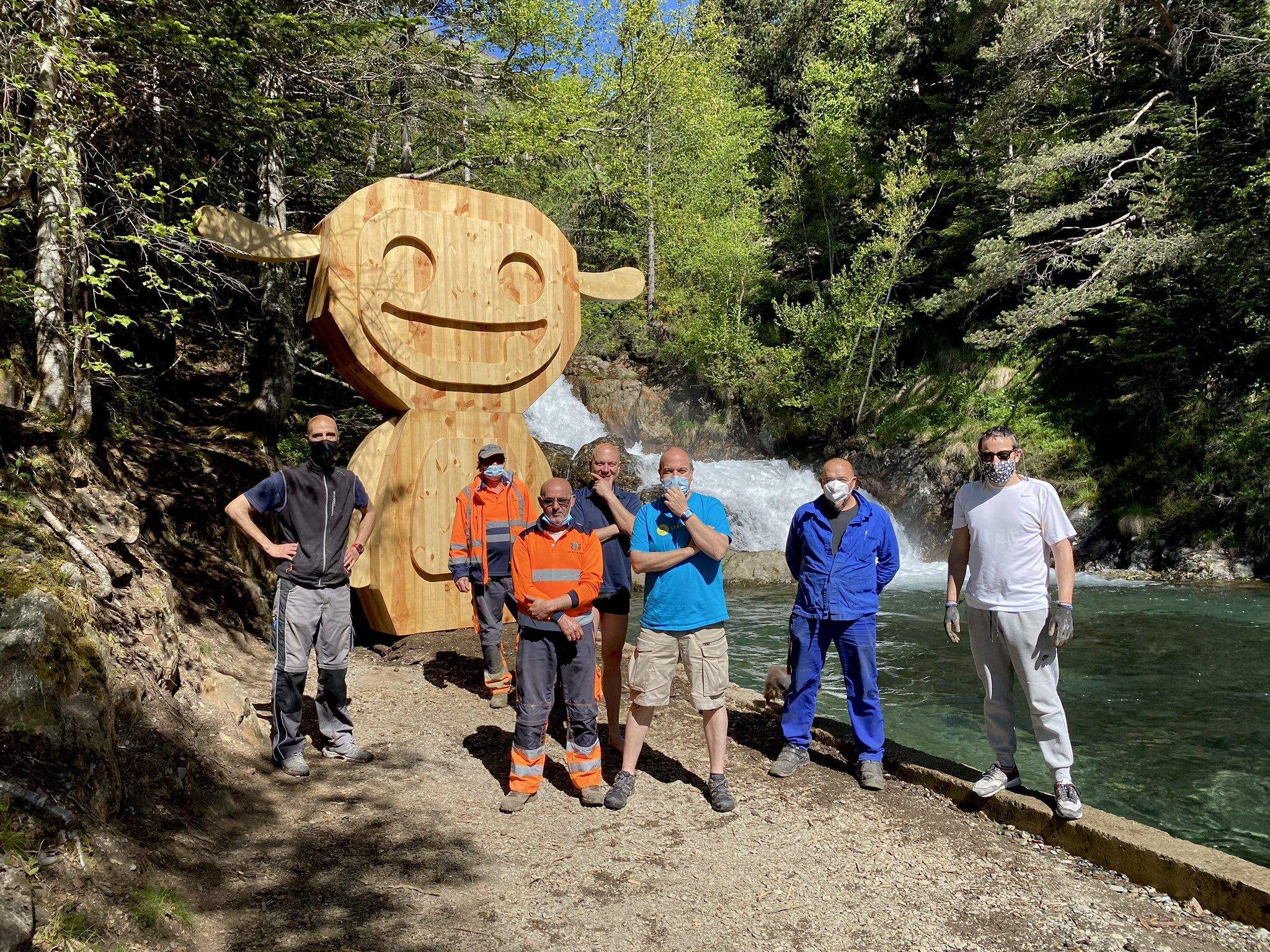 El Massa, el tamarro de la Massana, amb els responsables de la iniciativa. El Massa, el tamarro de la Massana, amb els responsables de la iniciativa.
