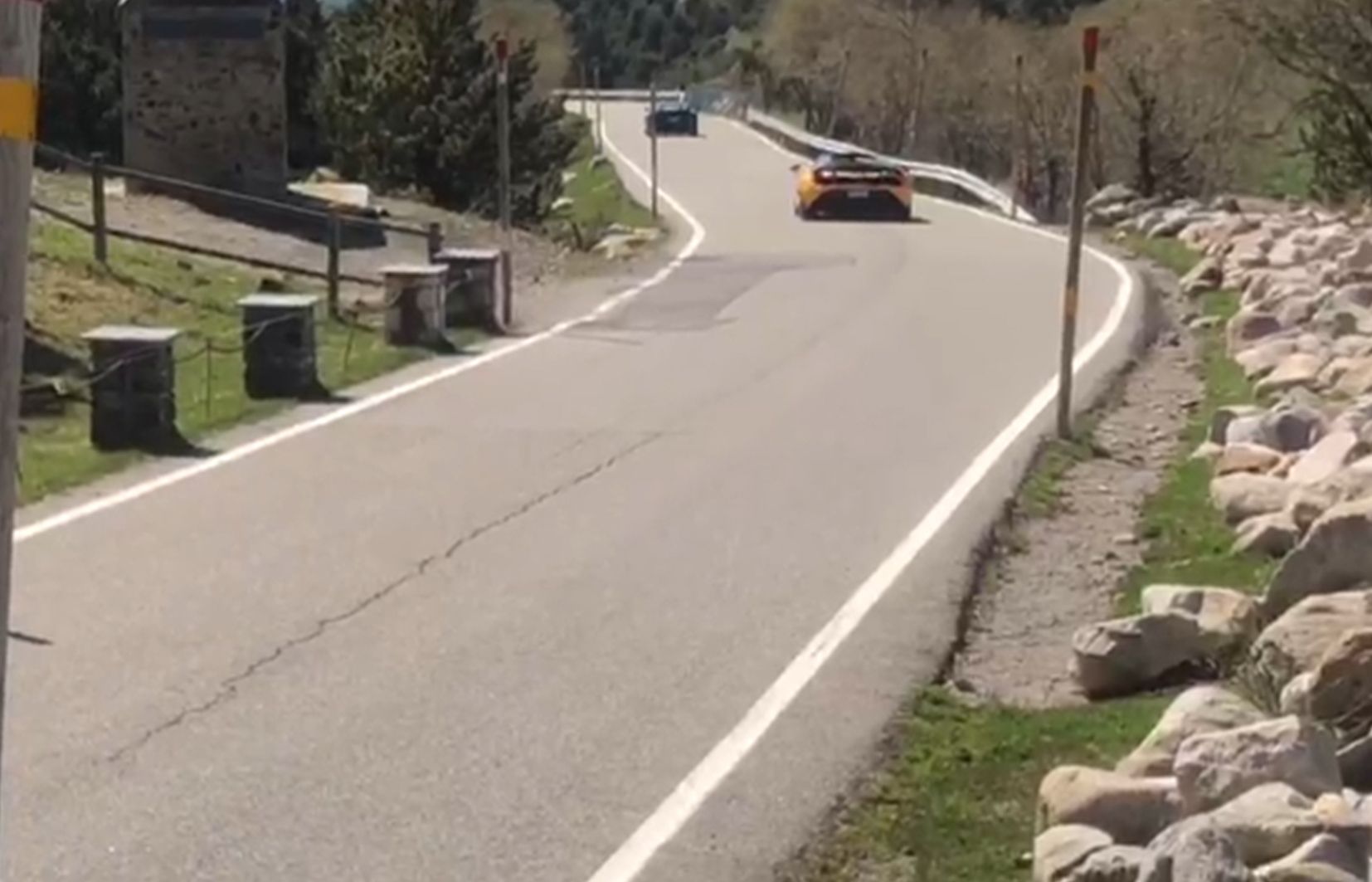 Una imatge d'arxiu de la carretera dels Cortals en un frame d'un dels vídeo-denúncia.