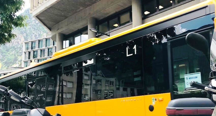 Un bus de la L1 a Prat de la Creu.