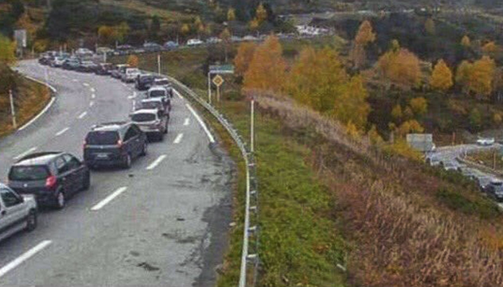 Imatge d'arxiu de cues de cotxes en els accessos a Andorra per la banda francesa.