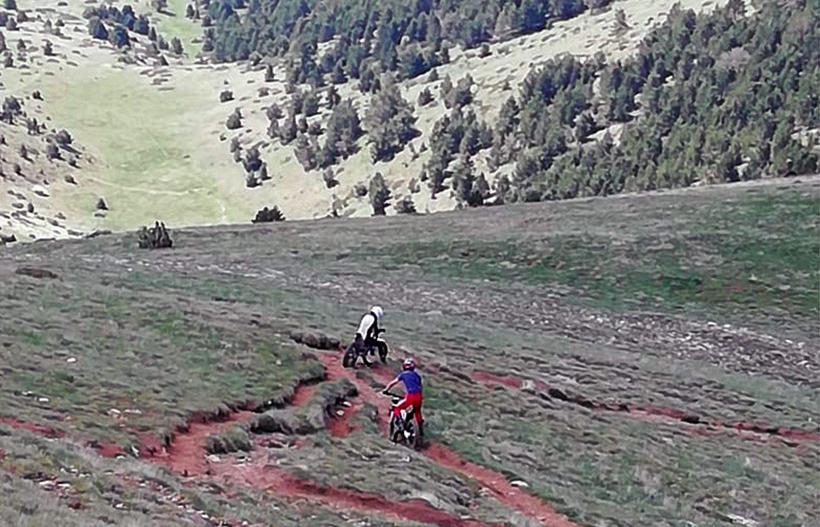 Els dos motoristes dels quals s'han queixat diversos muntanyencs.